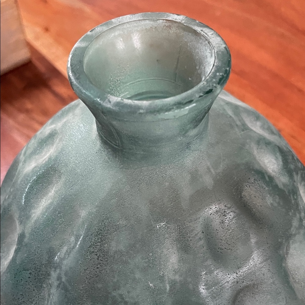 Textured Recycled Glass Green Vase 
Made in Spain 🇪🇸 - Picture 6 of 10